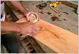 Como reparar facilmente rachaduras em portas de madeira com massa de